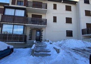 Charming mezzanine studio cabin for 4, near center, ski locker