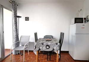 Charming Renovated Studio for 2 with Balcony, WiFi, A/C, Dishwasher, Near Balaruc-les-Bains Spa