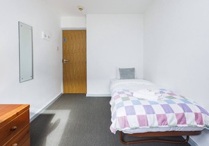 Charming Room Near Highfields Park