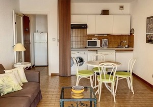 Charming T2 in La Favière with pool and private parking, near beaches and shops