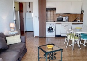 Charming T2 in La Favière with pool and private parking, near beaches and shops