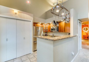 Charming top floor 2 story penthouse with Sound and Olympic views