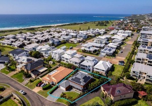 Cheerful 4-bedroom family retreat in Caves Beach