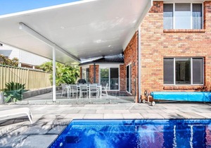 Cheerful 4-bedroom family retreat in Caves Beach