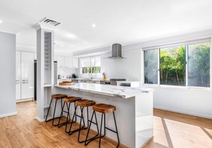 Cheerful 4-bedroom family retreat in Caves Beach