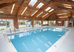 Cheerful & Charming 2 Bedroom Condominium w/ Communuity Indoor Pool!