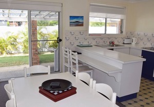 Chel-sea - Modern 3-bedroom home with a sleep out in the garage in peaceful Hat Head