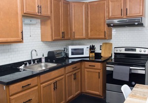 Chic and Cozy at Niagara Falls USA 5-min to the Falls in Little Italy Sleep 6