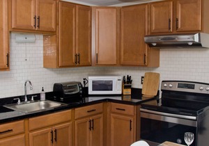 Chic and Cozy at Niagara Falls USA 5-min to the Falls in Little Italy Sleep 6