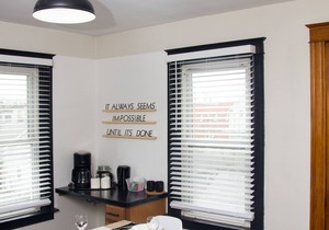 Chic and Cozy at Niagara Falls USA 5-min to the Falls in Little Italy Sleep 6