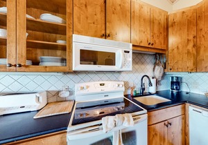 Chic condo with private space on the beach, pool, hot tub & sauna