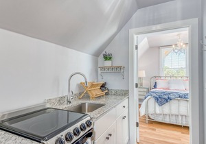 Chic Suite in Beautifully Updated Victorian Home - Walk to Downtown
