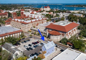 Chic Suite in Beautifully Updated Victorian Home - Walk to Downtown