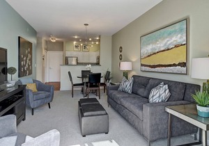 City ★ Water View Oasis with Pool & Gym near Cruise in Heart of Seattle