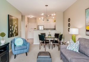 City ★ Water View Oasis with Pool & Gym near Cruise in Heart of Seattle