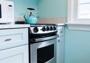 Classic Maine Beach Cottage! Steps to Pine Point Beach!