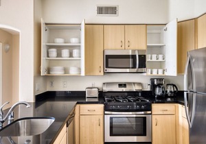 Classic Playa Del Rey 2BR w/Pool, Jacuzzi & Gym, near LAX, by Blueground