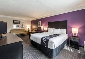 Close to Wax Museum! 2 Pet-Friendly Units, FREE Breakfast and Parking, Pool!