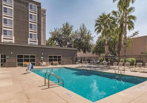Close to Wax Museum! 2 Pet-Friendly Units, FREE Breakfast and Parking, Pool!