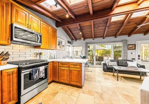 Coastal 3BD/2BTH with AC & Parking! 20ft to Sand! Renov. Lrg Outdoor Patio, BBQ, Firepit + Pets OK!