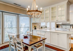 Coastal cottage with yard, near shopping & dining in Old Village District