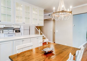 Coastal cottage with yard, near shopping & dining in Old Village District