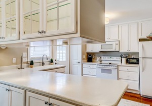 Coastal cottage with yard, near shopping & dining in Old Village District