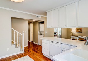 Coastal cottage with yard, near shopping & dining in Old Village District