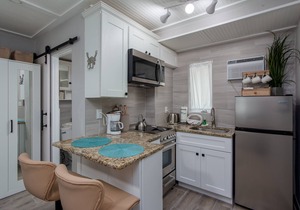 Coastal Retreat: Studio Unit w/Pool, Kitchen & Steps to Beach ➠ Tropic Terrace #9