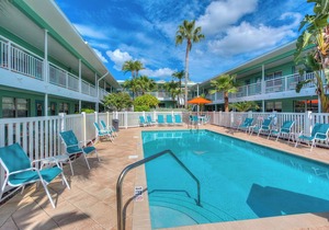 Coastal Retreat: Studio Unit w/Pool, Kitchen & Steps to Beach ➠ Tropic Terrace #9