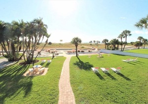 Coastal Retreat: Studio Unit w/Pool, Kitchen & Steps to Beach ➠ Tropic Terrace #9