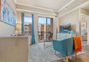 Colorful Yet Cozy Apartment In Uptown Dallas!