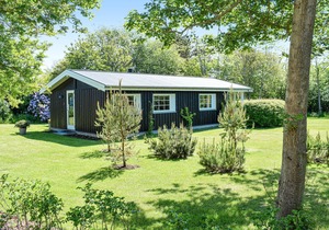 Come with the family and your dog to this vacation home near the beach.