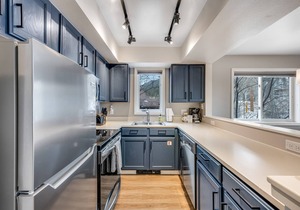 Comfortable condo with fireplace & washer/dryer - close to slopes