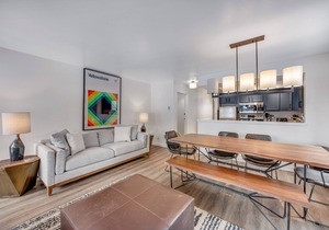 Comfortable condo with fireplace & washer/dryer - close to slopes