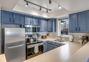 Comfortable condo with fireplace & washer/dryer - close to slopes