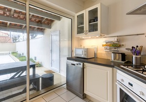 Comfortable House for 8 with Secure Pool, WiFi, 100m from Beach