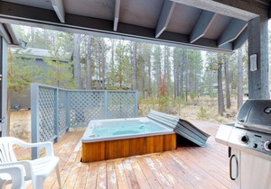 Comfortable Getaway with Private Hot tub, Entertainment & SHARC Passes