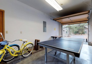 Comfortable Getaway with Private Hot tub, Entertainment & SHARC Passes