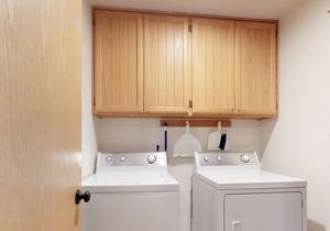 Comfortable Getaway with Private Hot tub, Entertainment & SHARC Passes