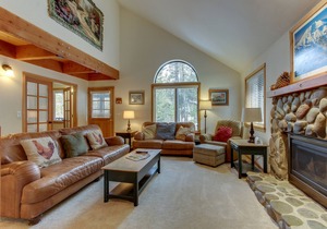 Comfortable Getaway with Private Hot tub, Entertainment & SHARC Passes