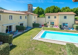 Comfortable villa with shared pool on a private domain