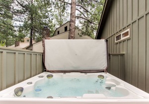 Comfy Home with Shared Pool, Private Hot Tub, Large Backyard, and SHARC Passes