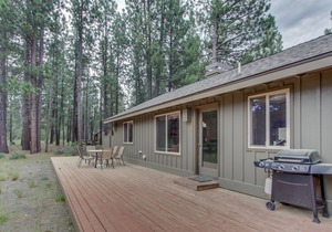 Comfy Home with Shared Pool, Private Hot Tub, Large Backyard, and SHARC Passes