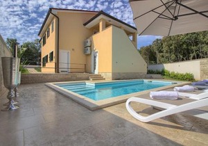 Complex of 2 villas Olivia-Aurora with 2 private pools for up to 20 persons only 200m from the beach