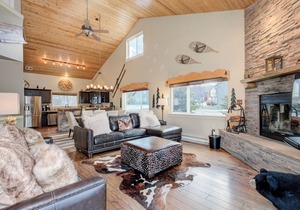 Condo w/private hot tub close to Town Center & Big Sky Resort - The Hallmark Chalet