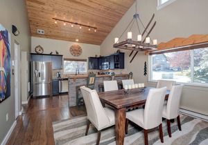 Condo w/private hot tub close to Town Center & Big Sky Resort - The Hallmark Chalet