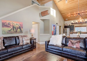 Condo w/private hot tub close to Town Center & Big Sky Resort - The Hallmark Chalet