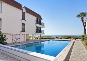 Condo with great seaside location near beaches and shared pool