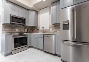 Contemporary 2BR Flat Right Next to Wrigley Field & Transit ❤️ Cubs!